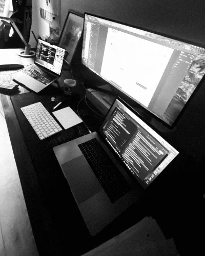 Espacio de trabajo de Andrés Bisquett: escritorio con dos laptops